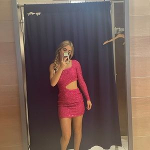 selling brand new dress never worn out sadly size xs but fits a small